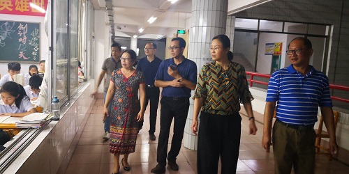 ��ϵ����ʦ�������������쵼�ʶ�ҹѲ��ѧ��ҵ�๤��